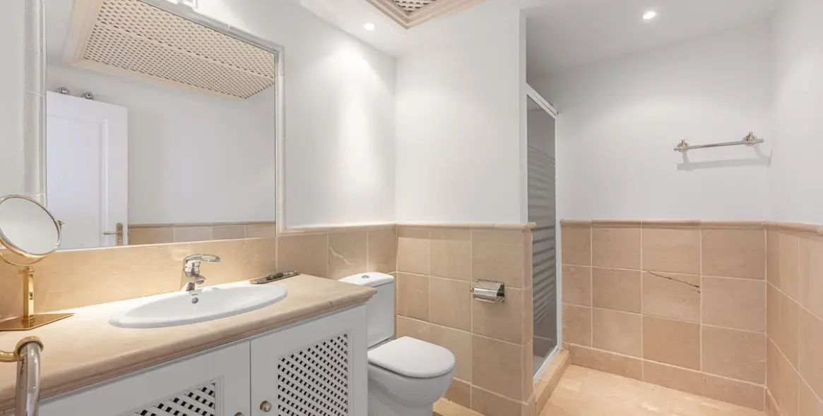 Sale of penthouse in Río Real 25