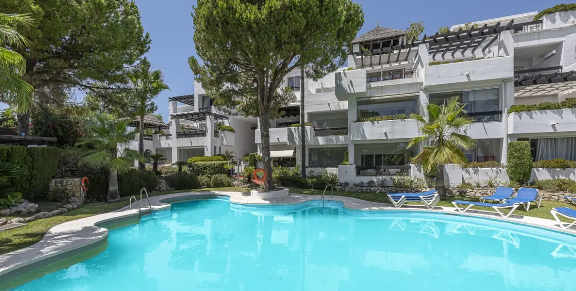 Sale of penthouse in Río Real 28