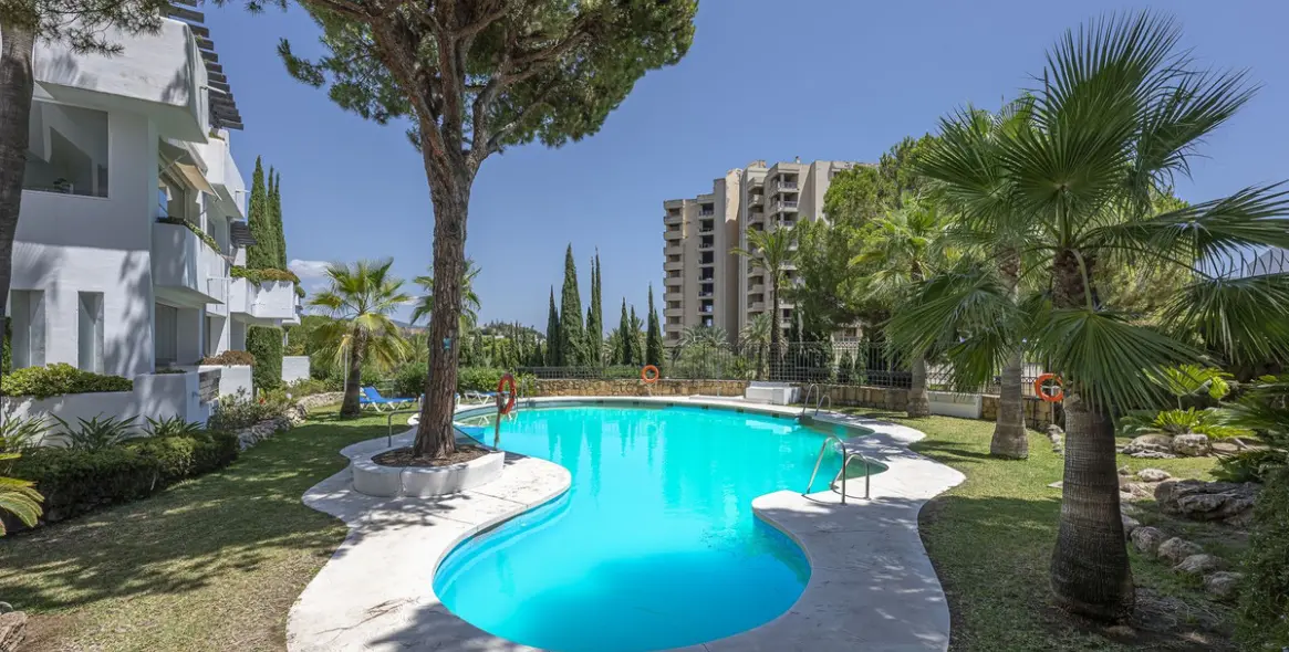 Sale of penthouse in Río Real 30