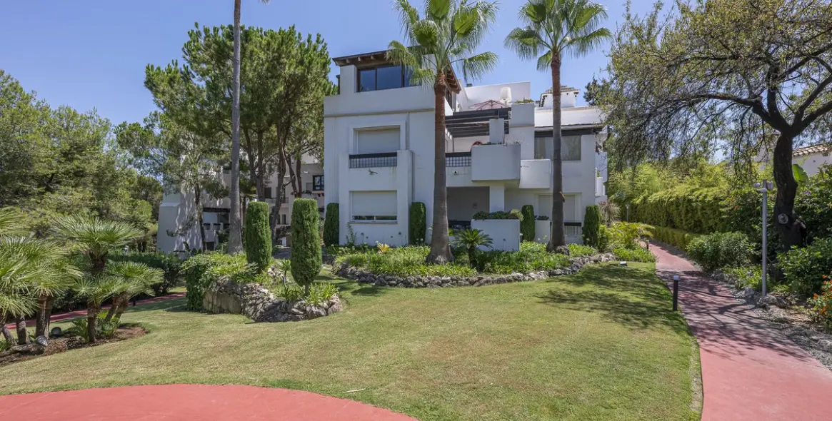 Sale of penthouse in Río Real 31