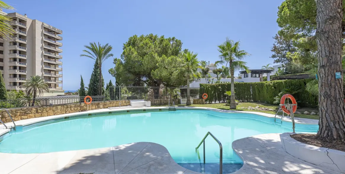 Sale of penthouse in Río Real 33