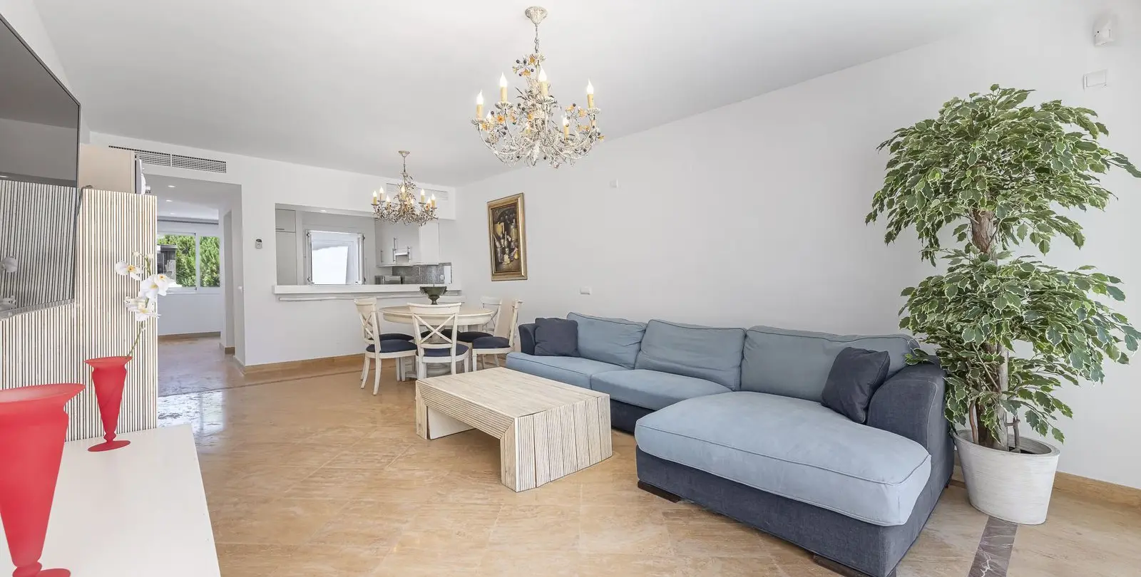 Sale of penthouse in Río Real 9