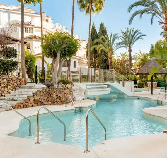 Продажа апартаментов на первом этаже в Elviria