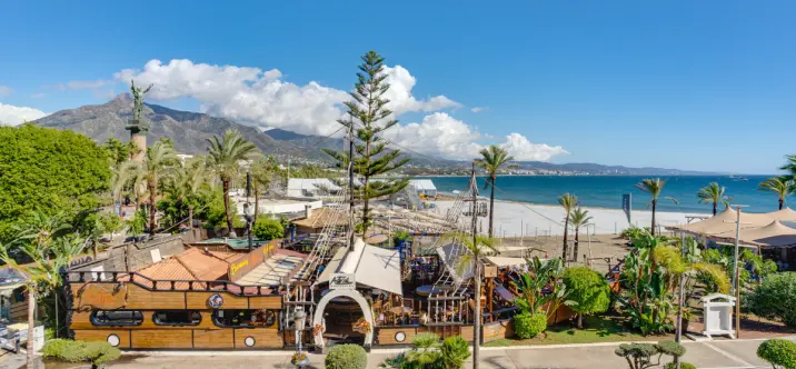 Sale of middle floor apartment in Puerto Banús 1