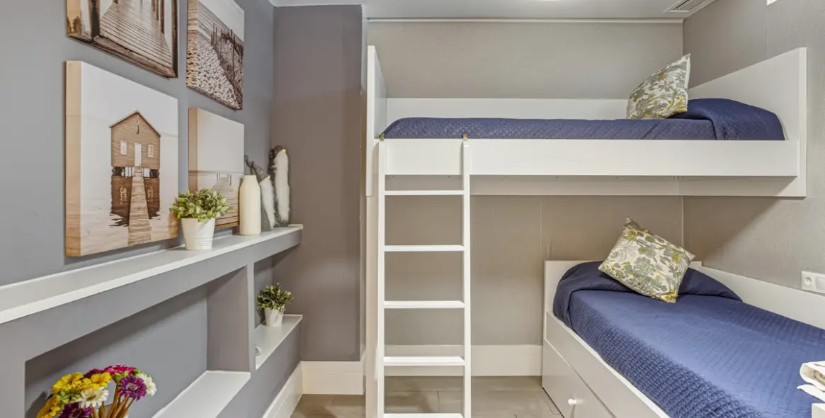 Sale of middle floor apartment in Puerto Banús 12