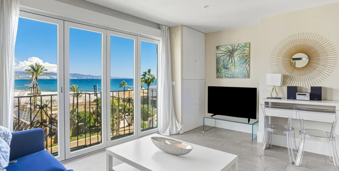 Venta de apartamento en planta media en Puerto Banús 1
