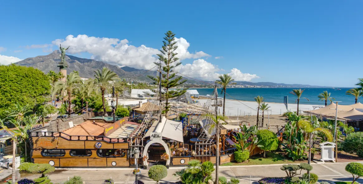 Venta de apartamento en planta media en Puerto Banús 2