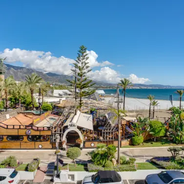 Sale of middle floor apartment in Puerto Banús