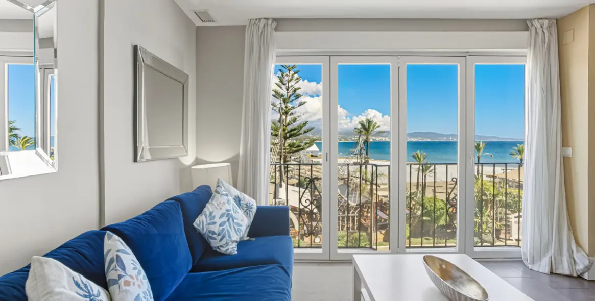 Venta de apartamento en planta media en Puerto Banús 3