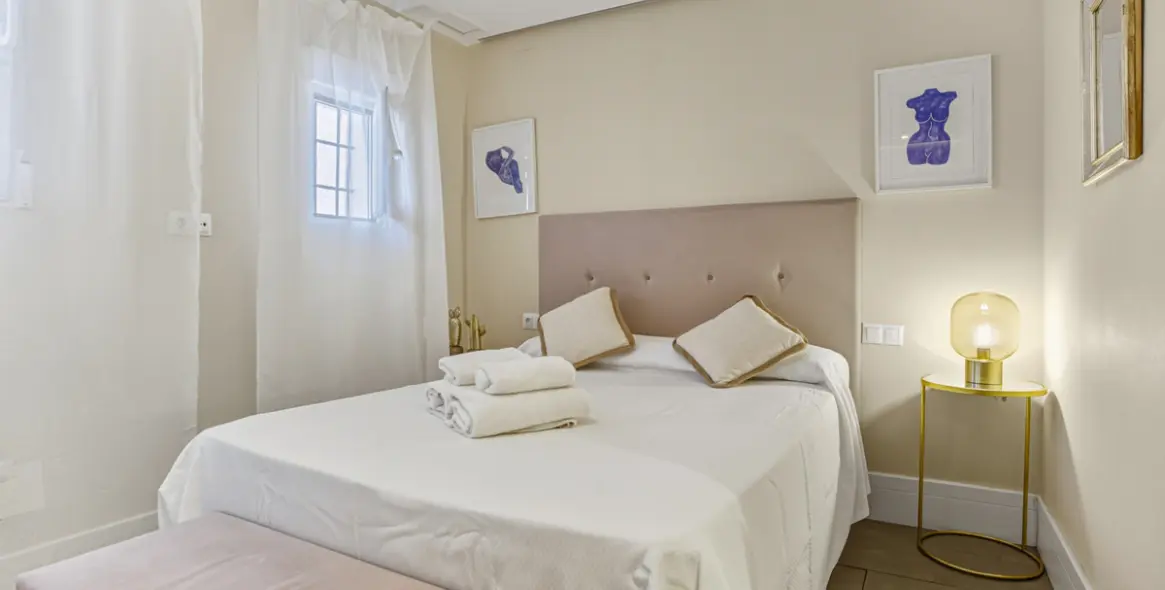 Venta de apartamento en planta media en Puerto Banús 4