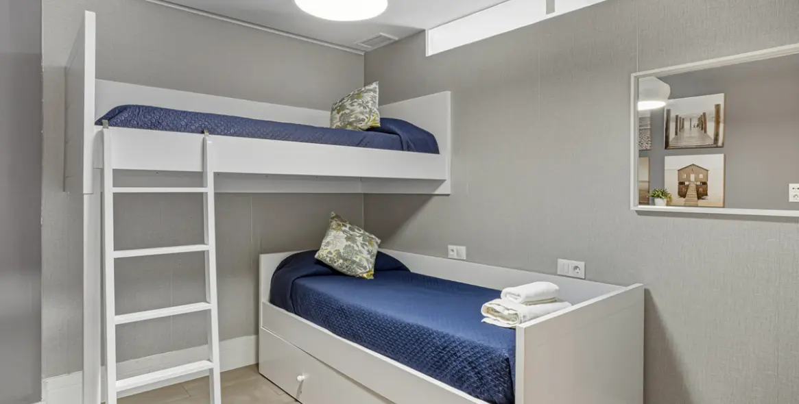 Venta de apartamento en planta media en Puerto Banús 5