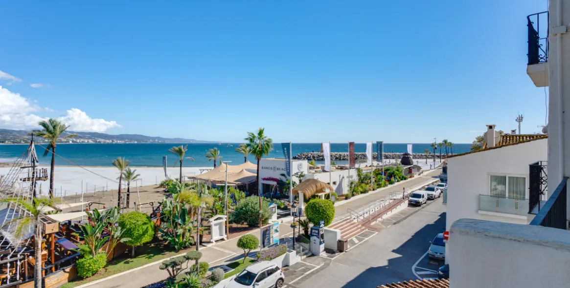 Venta de apartamento en planta media en Puerto Banús 6