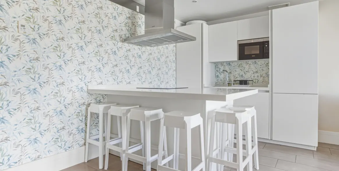 Venta de apartamento en planta media en Puerto Banús 8