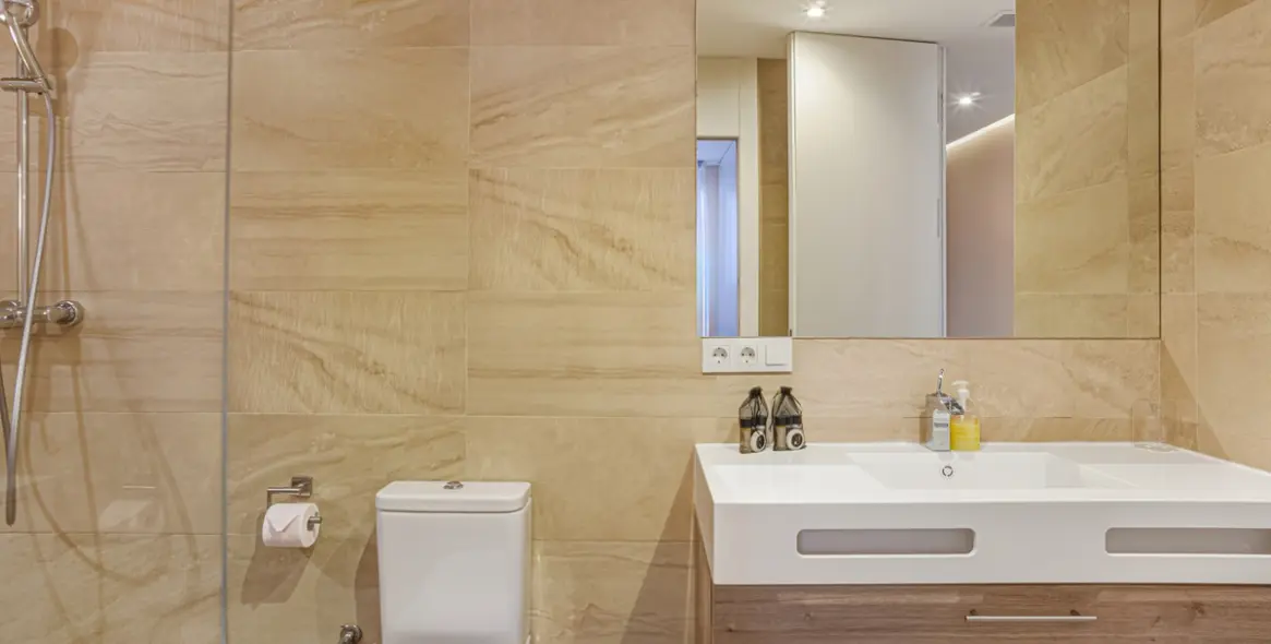 Venta de apartamento en planta media en Puerto Banús 9