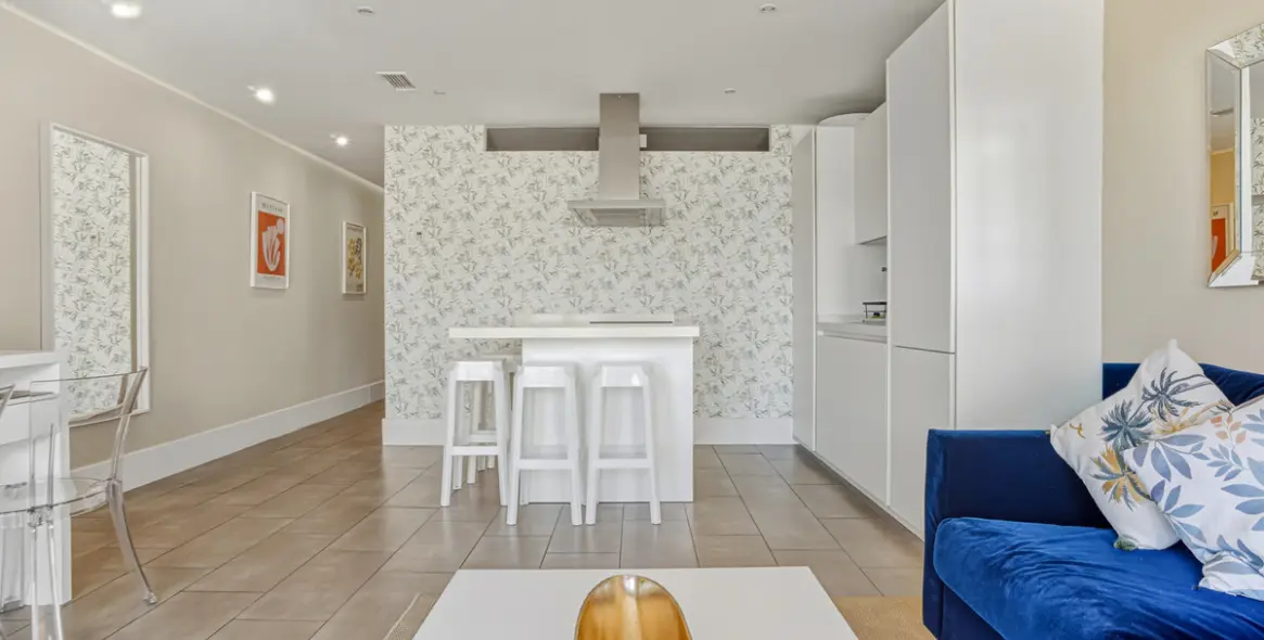 Venta de apartamento en planta media en Puerto Banús 11