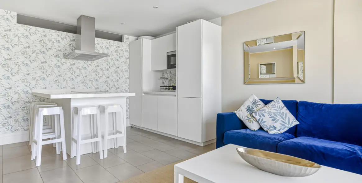 Venta de apartamento en planta media en Puerto Banús 13