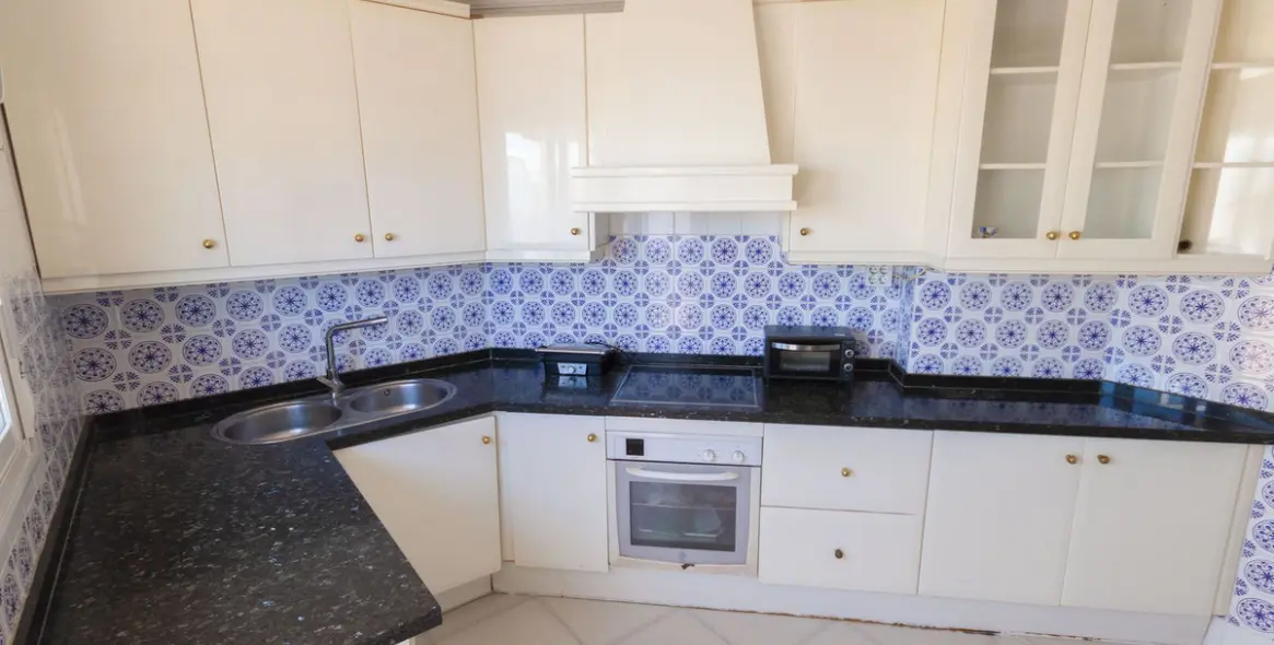 Sale of penthouse in Estepona 11