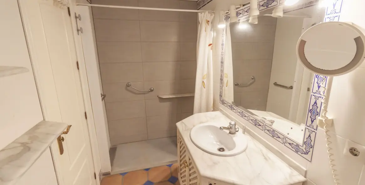 Sale of penthouse in Estepona 16