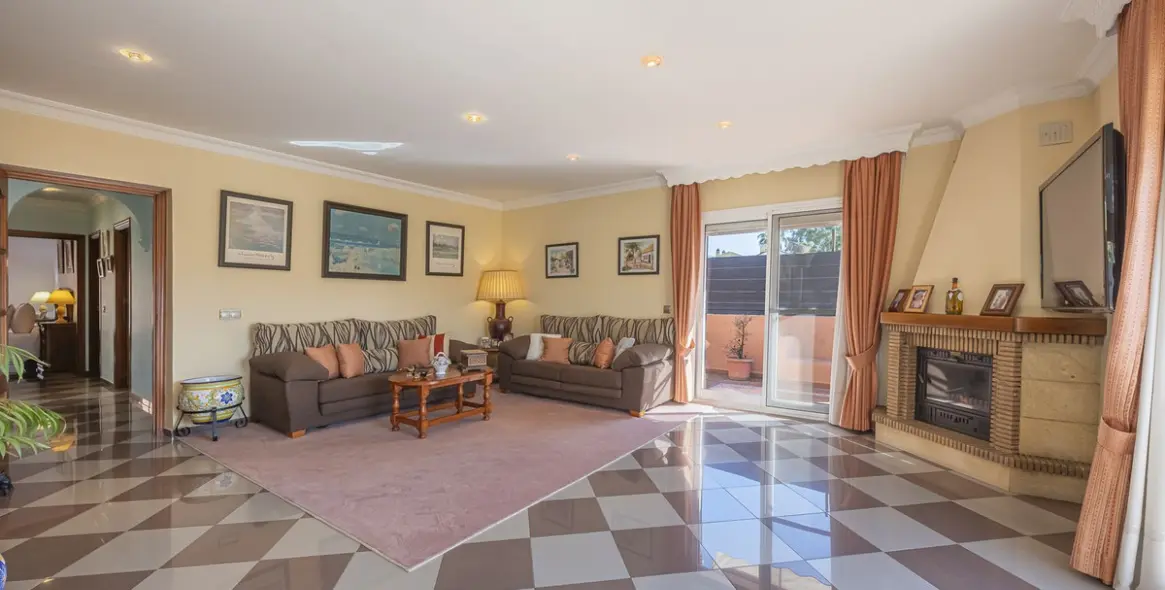 Sale of detached villa in La Quinta 11