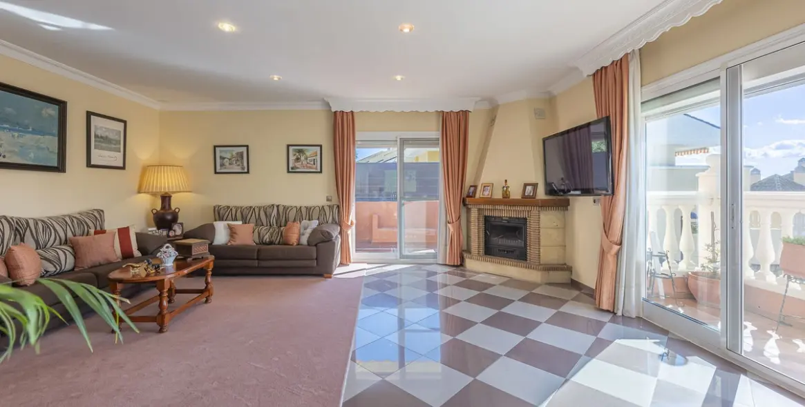 Sale of detached villa in La Quinta 12