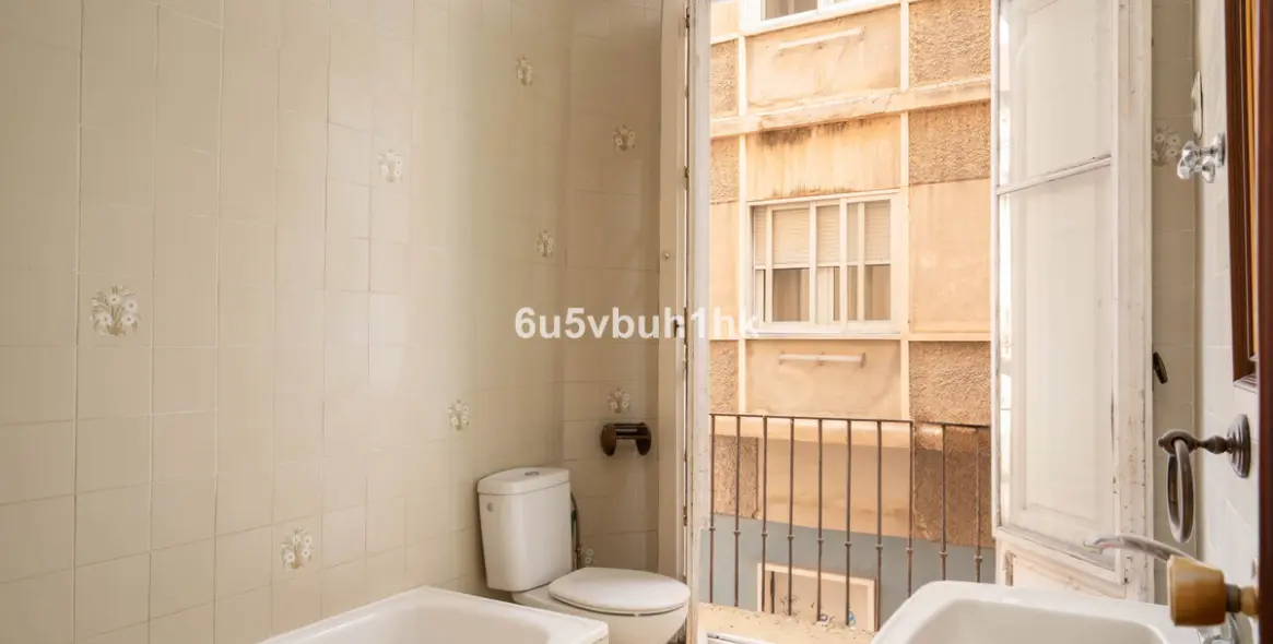 Sale of ground floor apartment in Malaga (district Málaga Centro) 9