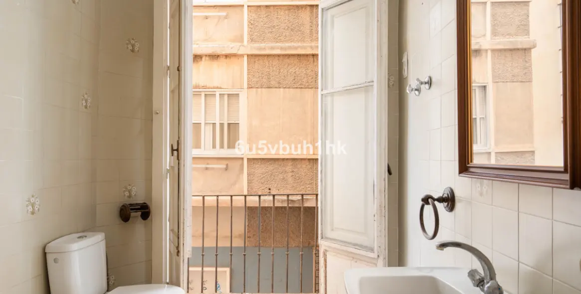 Sale of ground floor apartment in Malaga (district Málaga Centro) 10