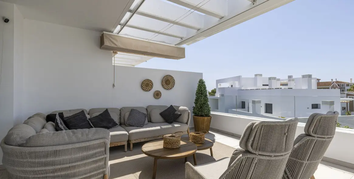 Sale of penthouse in El Paraiso 3