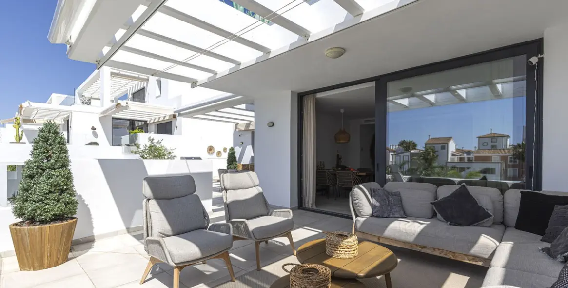 Sale of penthouse in El Paraiso 5