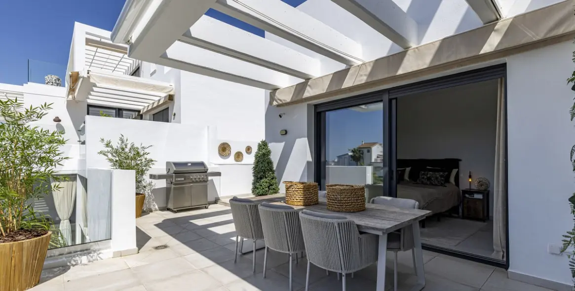 Sale of penthouse in El Paraiso 6