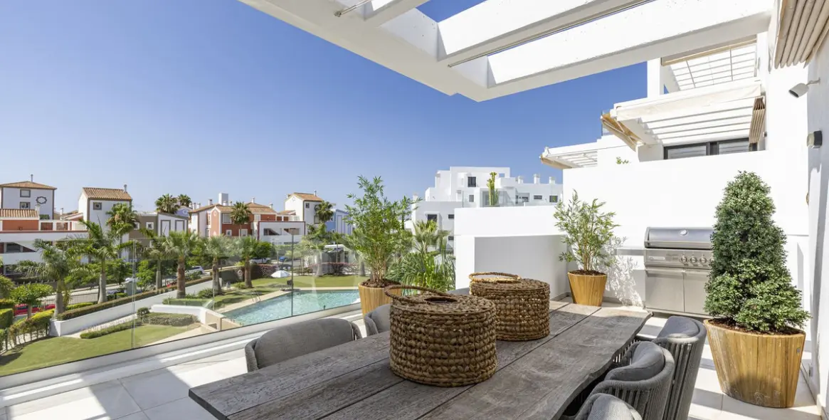 Sale of penthouse in El Paraiso 7