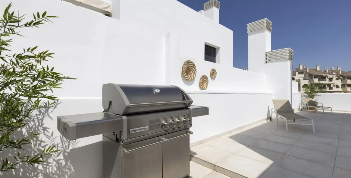 Sale of penthouse in El Paraiso 8