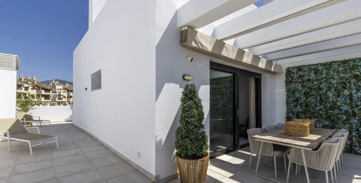 Sale of penthouse in El Paraiso 9