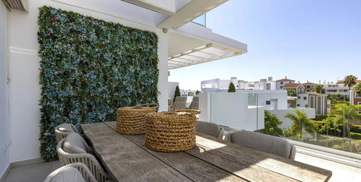 Sale of penthouse in El Paraiso 10