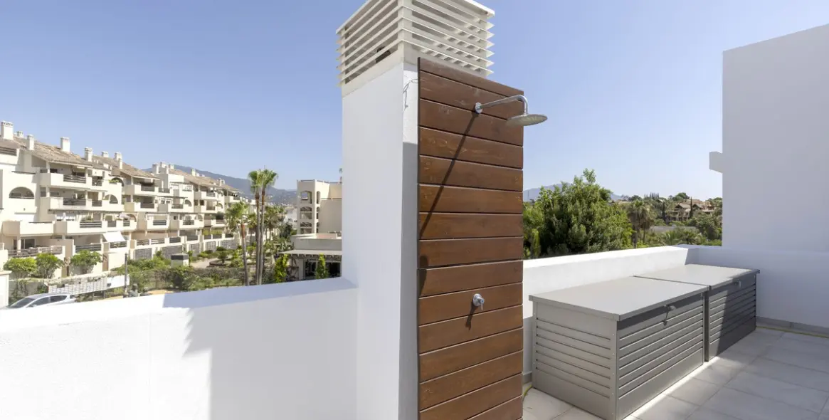 Sale of penthouse in El Paraiso 11