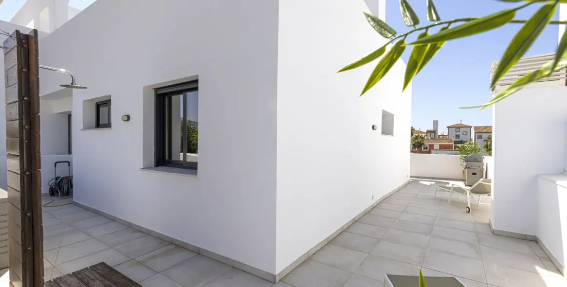 Sale of penthouse in El Paraiso 12