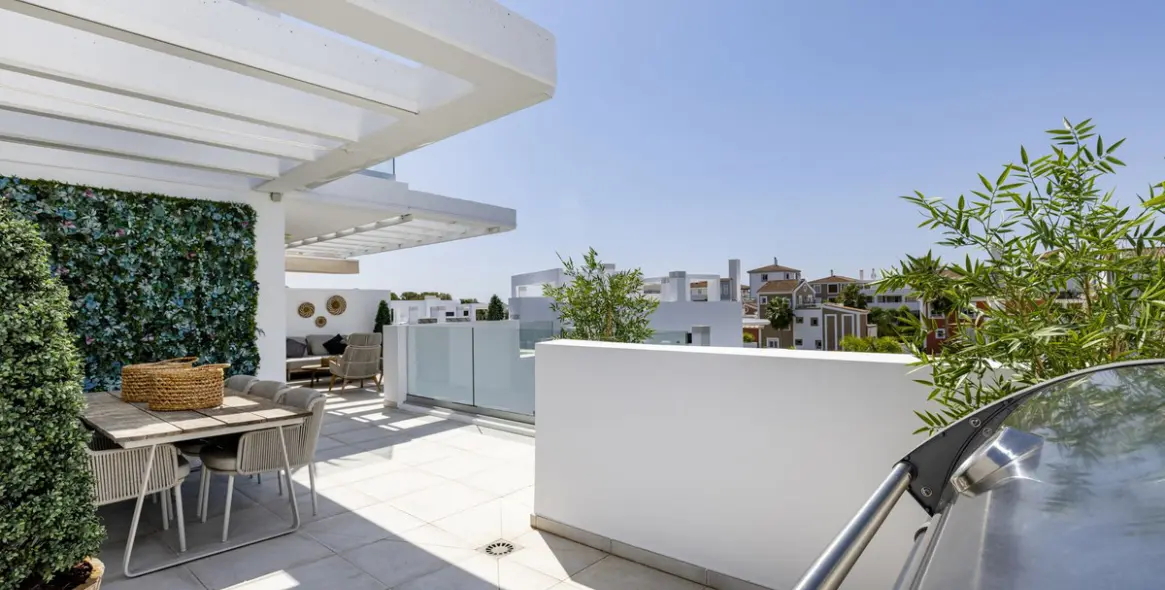 Sale of penthouse in El Paraiso 13