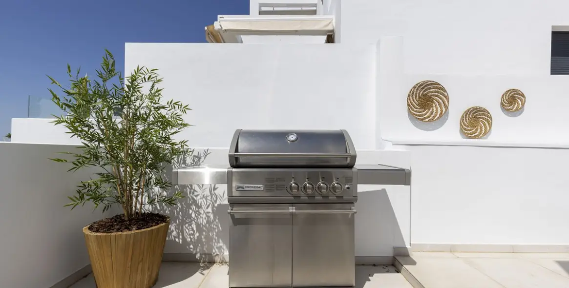 Sale of penthouse in El Paraiso 14