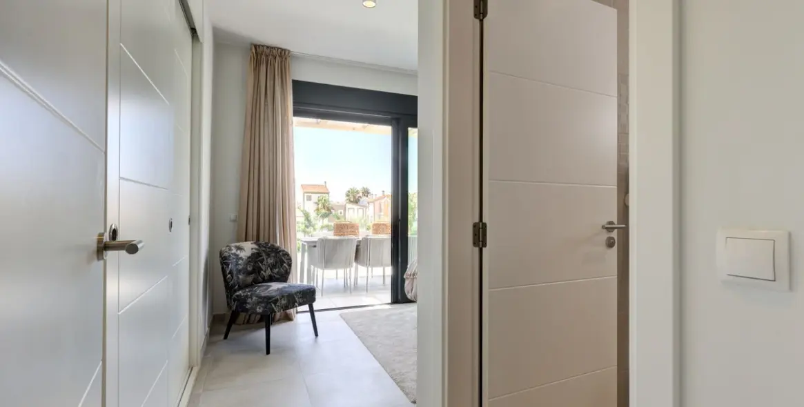 Sale of penthouse in El Paraiso 15