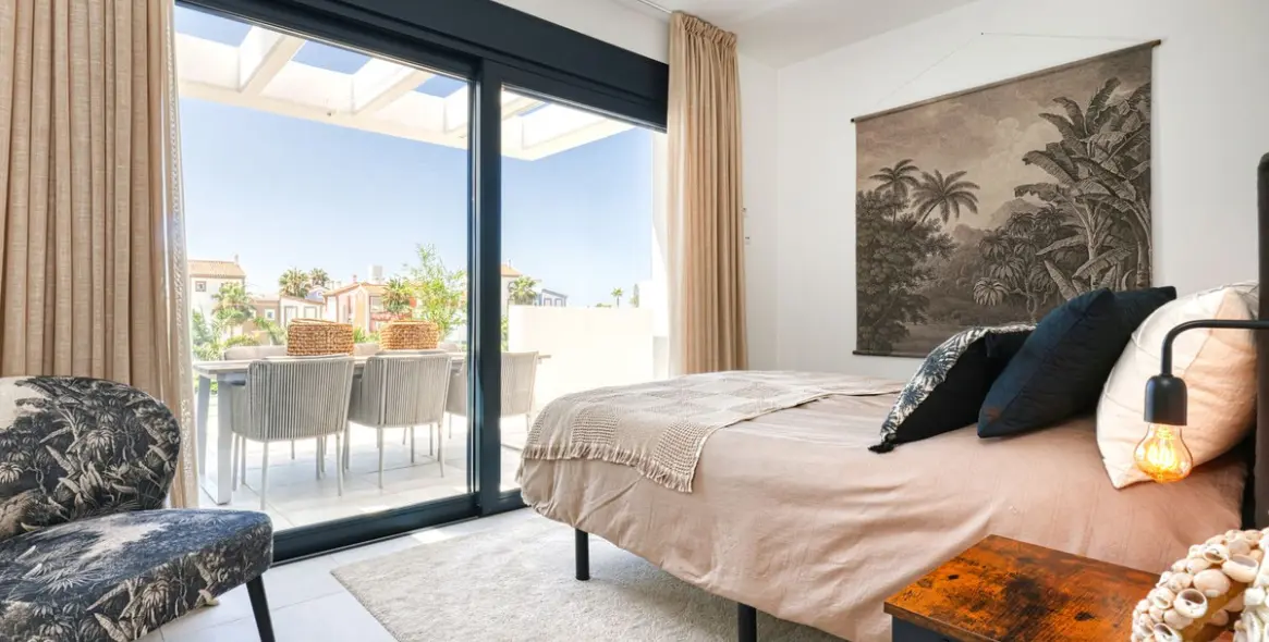 Sale of penthouse in El Paraiso 18