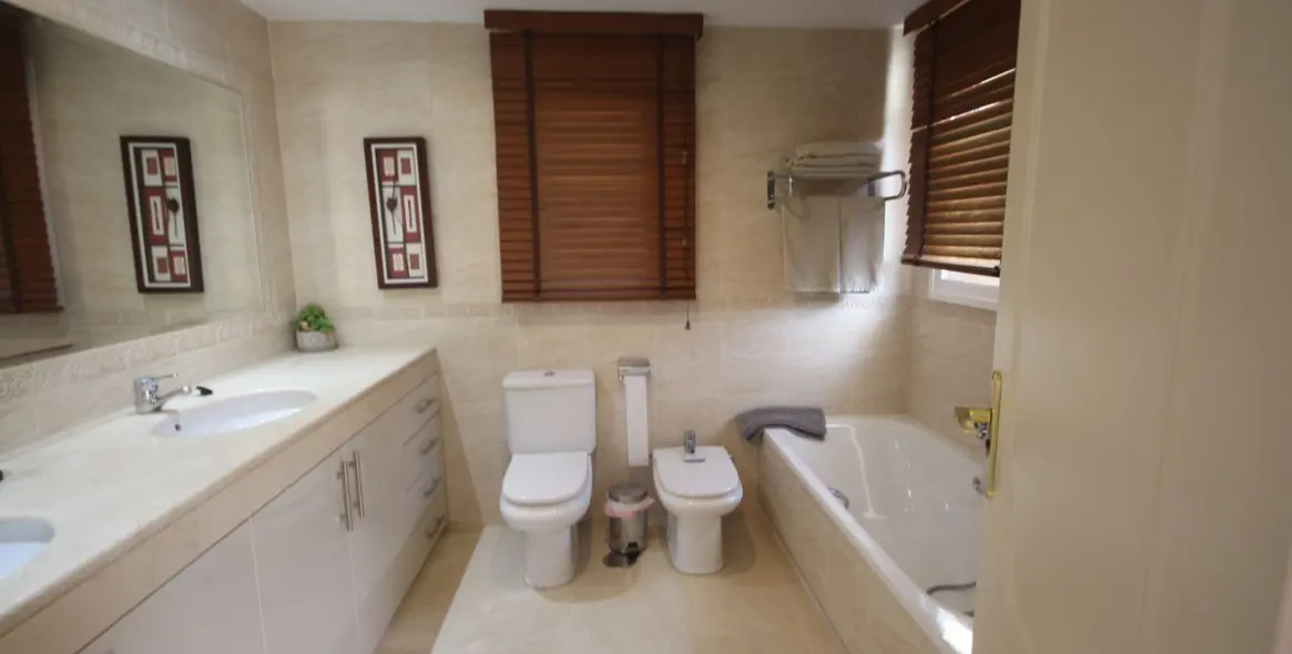 Продажа дома на две семьи в Riviera del Sol 30