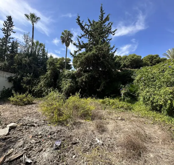 Venta de parcela residencial en Nueva Andalucía