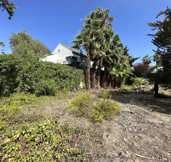 Venta de parcela residencial en Nueva Andalucía