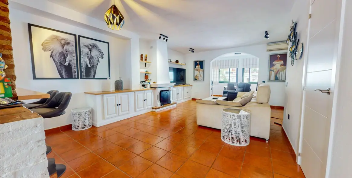 Продажа дома на две семьи в Benahavís 1