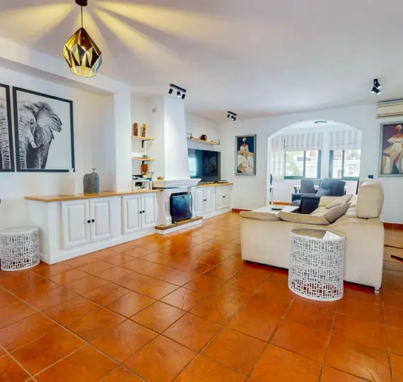 Продажа дома на две семьи в Benahavís