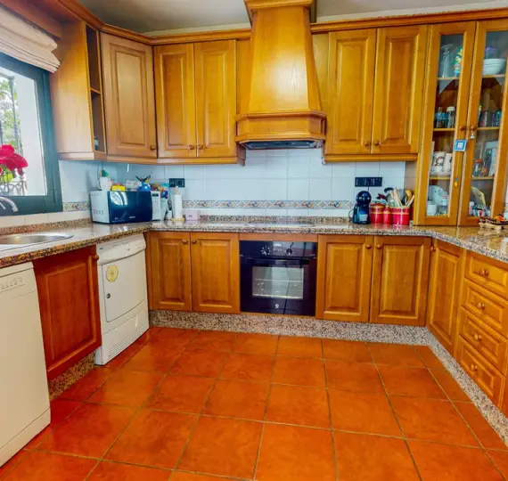 Продажа дома на две семьи в Benahavís