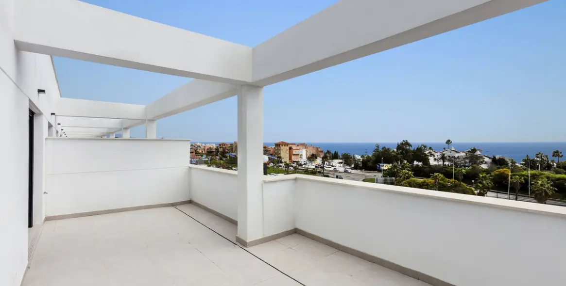 Sale of penthouse in Estepona 2