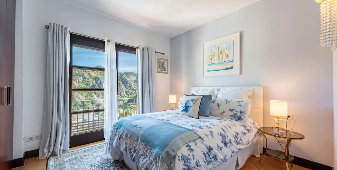 Продажа дома на две семьи в Benahavís 15