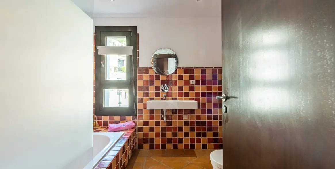 Продажа дома на две семьи в Benahavís 18