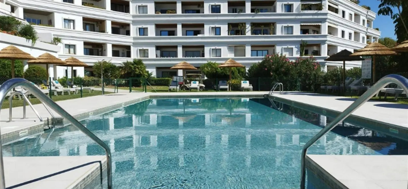 Sale of middle floor apartment in Nueva Andalucía 0
