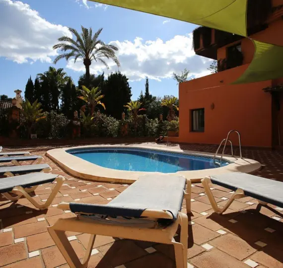 Sale of middle floor apartment in Estepona